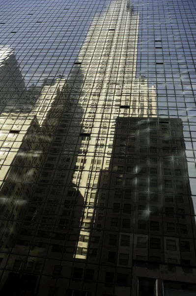 Wolkenkrabber reflecties — Stockfoto