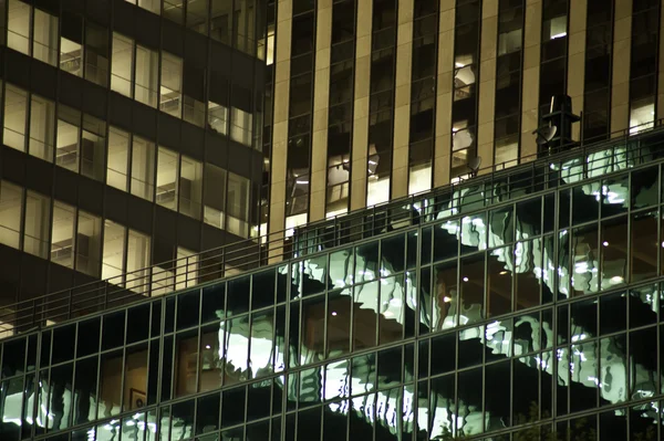 Городские здания отражены в стеклянных окнах небоскребов . — стоковое фото