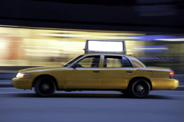 Taxi por la noche, con copyspace disponible . — Foto de Stock