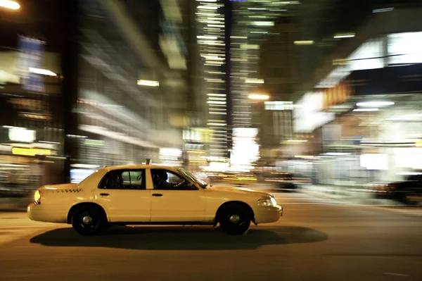 Taxi w nocy, niewyraźne z ruchu — Zdjęcie stockowe