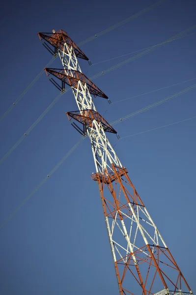 Torres de transmisión de energía — Foto de Stock