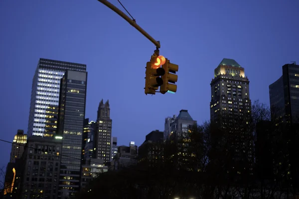 ストップ ライト、ニューヨーク市の夜 — ストック写真