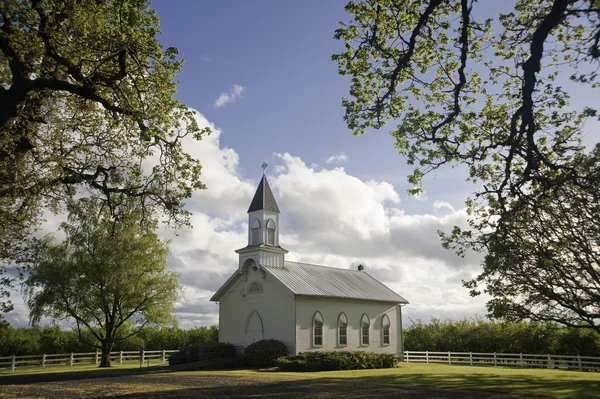 Stare biały kościół wiejski — Zdjęcie stockowe