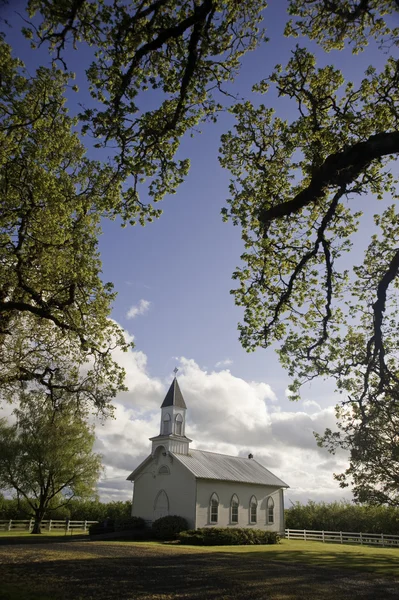 Stare biały kościół wiejski — Zdjęcie stockowe