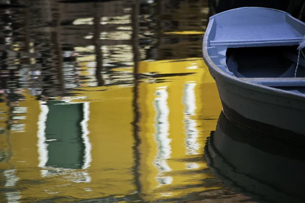 Barco azul e reflexão, Burano, Itália — Fotografia de Stock