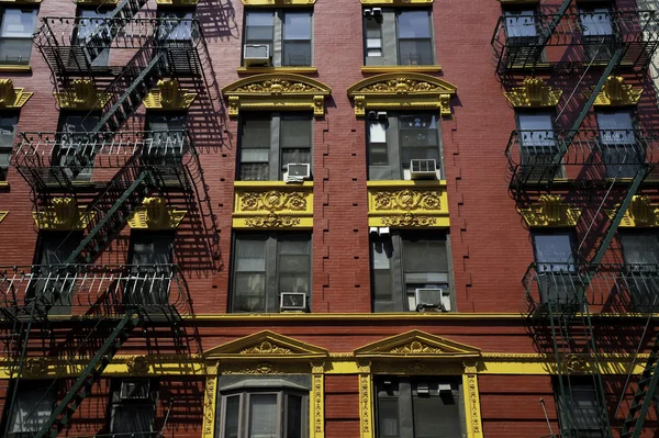차이나타운에 빨간색과 노란색 벽돌 아파트 건물 스톡 사진