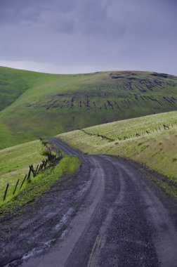 fırtınalı gökyüzü altında çakıl kırsal yol