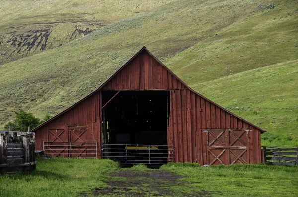 Red barn — Stock Photo, Image