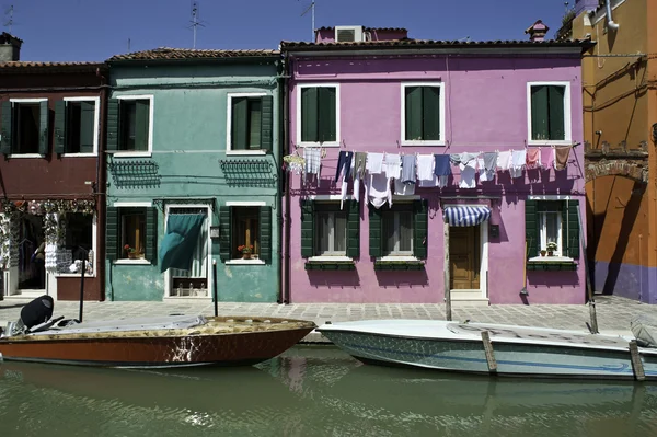 Colorido Burano Itália reflexões canal — Fotografia de Stock
