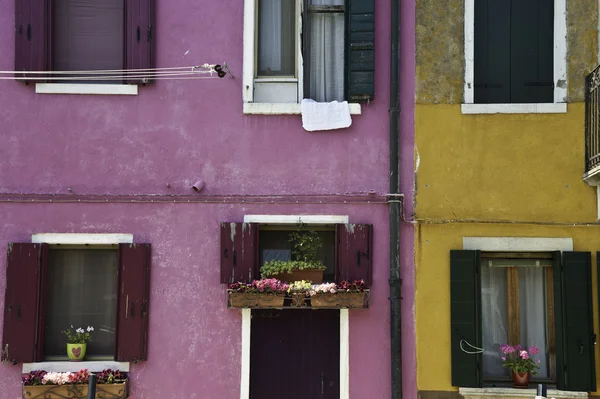 Barevné burano Itálie stěny a okna — Stock fotografie
