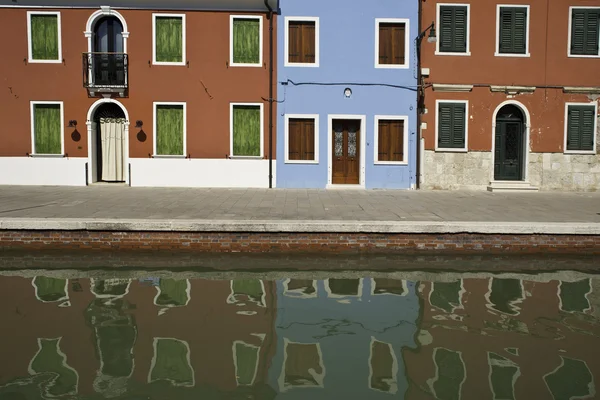 Разноцветные отражения канала Бурано в Италии — стоковое фото