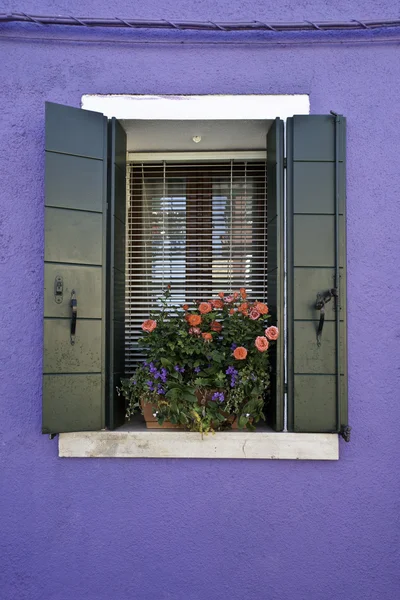 Kolorowe burano Włochy okno — Zdjęcie stockowe