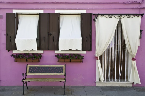 Coloridas paredes y ventanas de Burano Italia —  Fotos de Stock