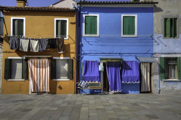 Красочные стены и окна Бурано Италия — стоковое фото