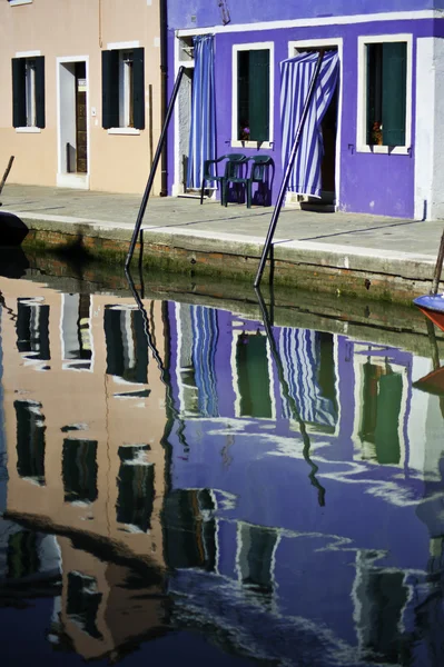 Coloridos reflejos del canal de Burano Italia —  Fotos de Stock