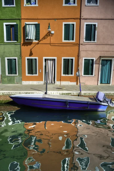 カラフルなブラーノ島イタリア運河反射 — ストック写真