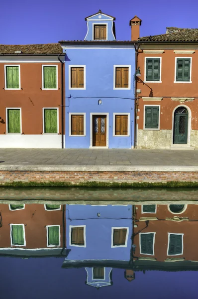 Colorful Burano Italy canal reflections — Stock Photo, Image