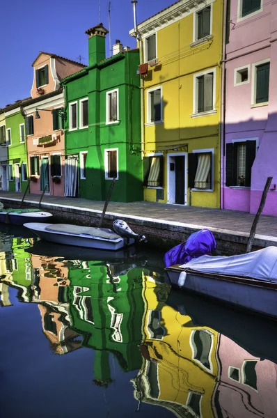 カラフルなブラーノ島イタリア運河反射 — ストック写真