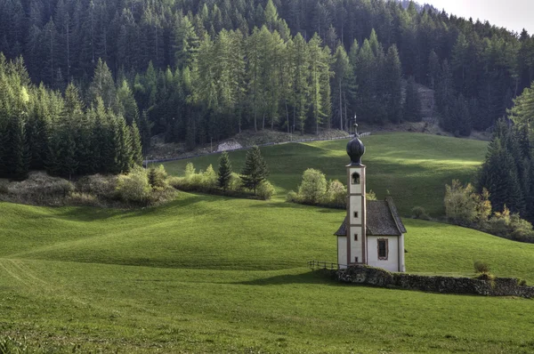 Igreja nos Alpes Italianos — Fotografia de Stock