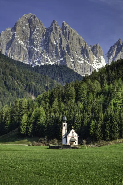 Kościół we włoskich Alpach — Zdjęcie stockowe