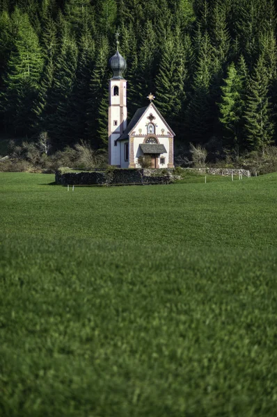 Kerk in de Italiaanse Alpen — Stockfoto