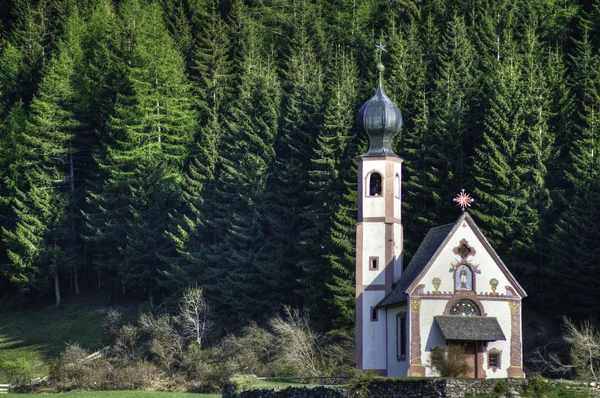 Εκκλησία στις ιταλικές Άλπεις — Φωτογραφία Αρχείου