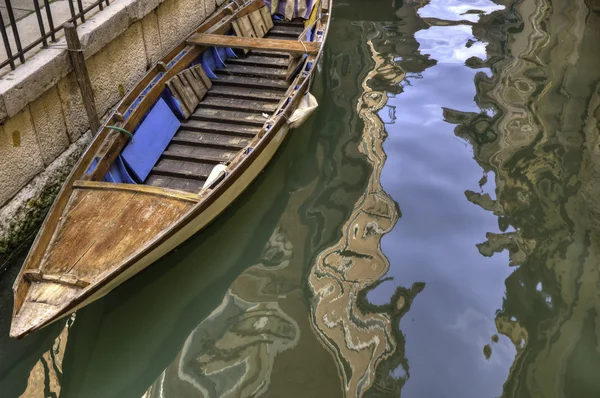 Kanál a loď, Benátky Itálie — Stock fotografie