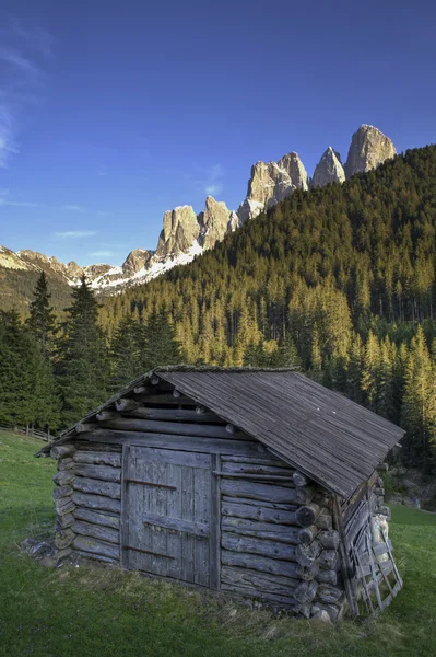 Хижина в итальянских Альпах — стоковое фото