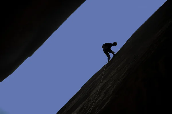 Σιλουέτα του ροκ ορειβάτης καταρρίχηση — Φωτογραφία Αρχείου
