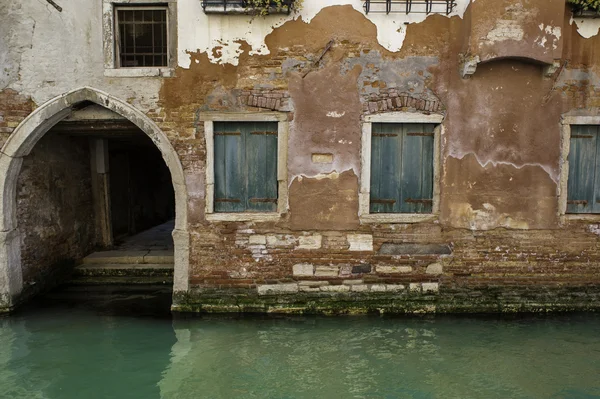 Канал и старые здания, Венеция, Италия — стоковое фото