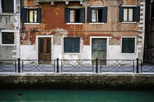 Kanaal en oude gebouwen, Venetië, Italië — Stockfoto