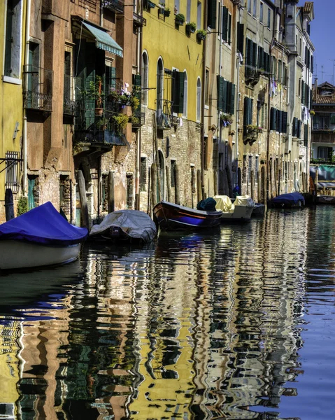 Kanalen och gamla byggnader, Venedig, Italien — Stockfoto