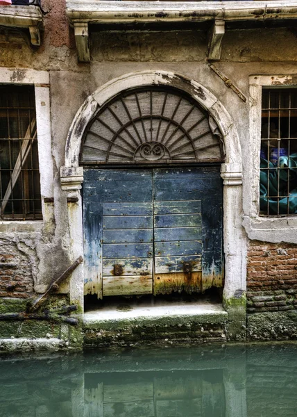Канал и старая дверь, Венице, Италия — стоковое фото