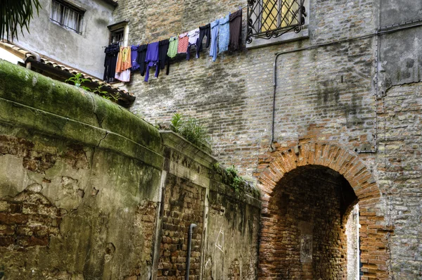 Archway, hanging laundry, Venice — Stock Photo, Image