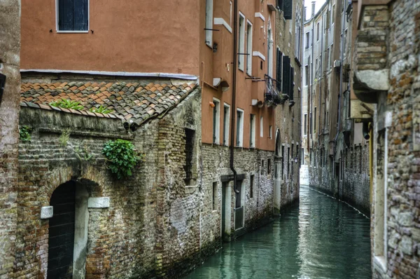 Канал и старые здания, Венеция, Италия — стоковое фото