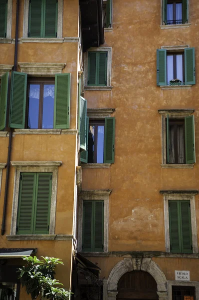 Оранжевое здание в Вероне, Италия — стоковое фото