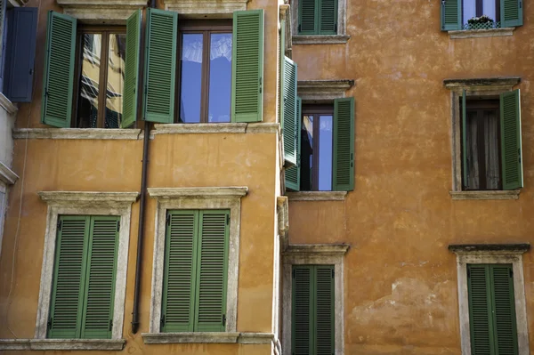 Помаранчевий будівлі у Вероні, Італія — стокове фото