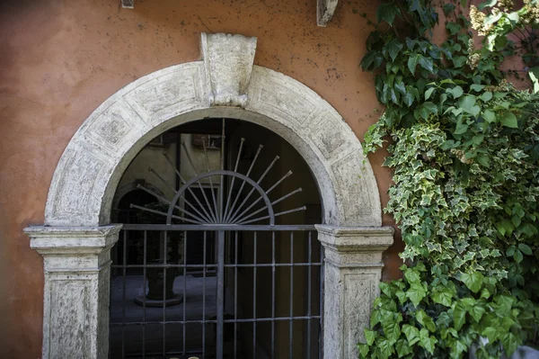 Doorway, Верона, Италия — стоковое фото