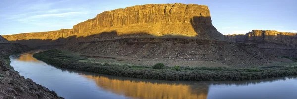 Vue panoramique sur la rivière du désert — Photo