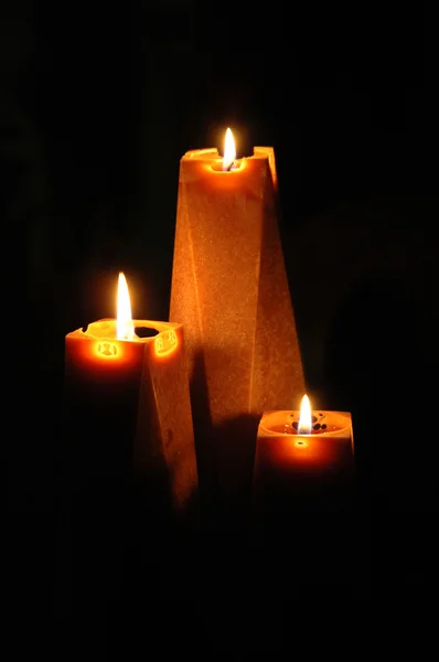 Tres velas en la oscuridad — Foto de Stock