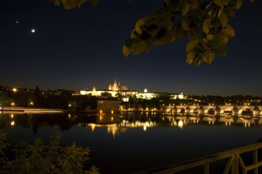charles Köprüsü ve Prag uzak görünümü kale geceleri
