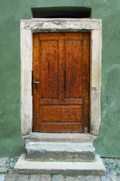 Velmi starý a zvětralých dveře vstupní, ale živý — Stock fotografie