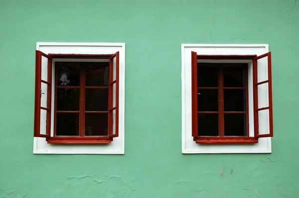 Deux vieilles fenêtres ouvertes sur fond vif — Photo