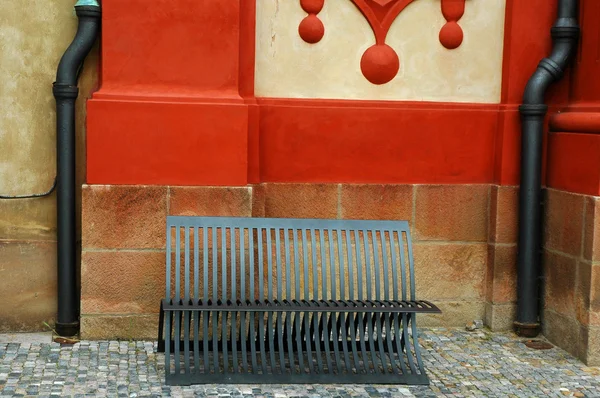Moderna bänk i gamla Prag — Stockfoto