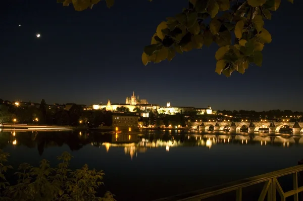 Distant view of Charles Bridge and Prague Castle at Night — Stock Photo, Image