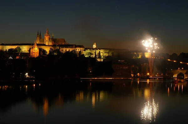 Spettacolo di fuochi d'artificio al Charles Bridge di Praga, Repubblica Ceca Immagine Stock