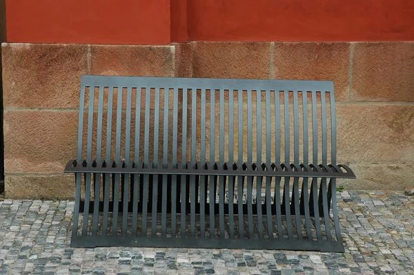Современная скамейка в Праге — стоковое фото