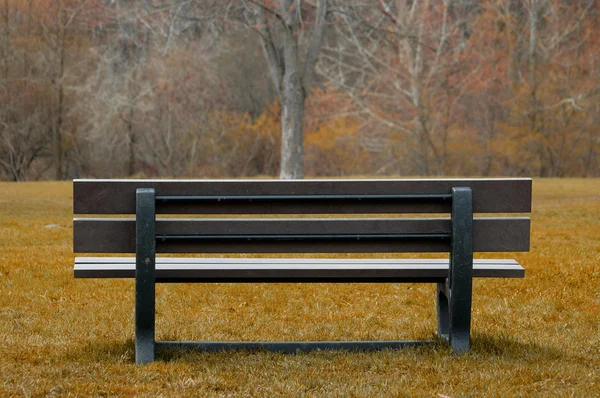 秋天的公园长椅 — 图库照片