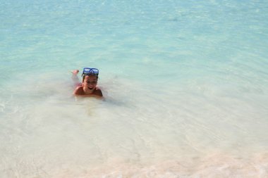 Kumsalda oynarken çocuk