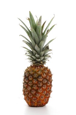 Beyaz arkaplanda ananas